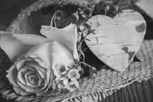 Obraz růže a srdíčko v jutě v černobílém provedení - 120x80 cm