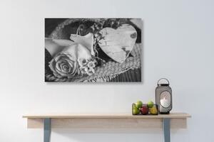 Obraz růže a srdíčko v jutě v černobílém provedení - 60x40 cm