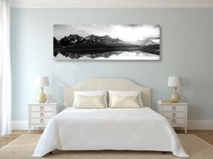 Obraz skvostný západ slunce nad horami v černobílém provedení - 150x50 cm