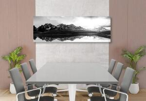 Obraz skvostný západ slunce nad horami v černobílém provedení - 150x50 cm
