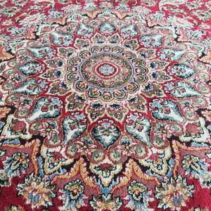 Exkluzívny červený koberec s krásným vzorom