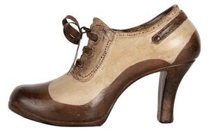 Dekorace ve vintage stylu béžovo-hnědá bota na podpatku s patinou IV – 19x7x12 cm