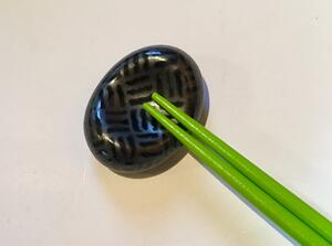 Made in Japan Oblázek na odložení jídelních hůlek s geometrickým vzorem