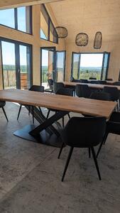 Jídelní stůl z dubového masivu Cross v industriálním designu Velikost Desky: 1500x900 (mm)