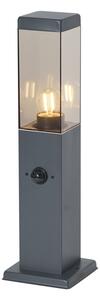 Venkovní lampa tmavě šedá s kouřovým sklem 45 cm IP44 se zásuvkou a senzorem pohybu - Malios