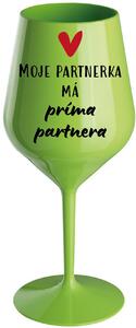 MOJE PARTNERKA MÁ PRÍMA PARTNERA - zelená nerozbitná sklenice na víno 470 ml