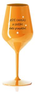 JEŠTĚ CHVILKU A UVIDÍM ZLATÉ PRASÁTKO - oranžová nerozbitná sklenice na víno 470 ml
