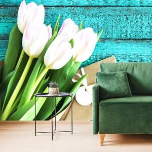 Tapeta kytice tulipánů na dřevěném podkladu - 300x200 cm