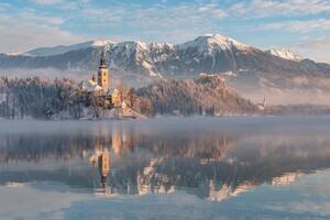 Fototapeta kostel u jezera Bled ve Slovinsku - 300x200 cm