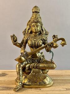 Soška bohyně Saraswati s nástrojem veena – 21 cm
