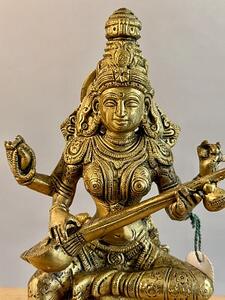 Soška bohyně Saraswati s nástrojem veena – 21 cm