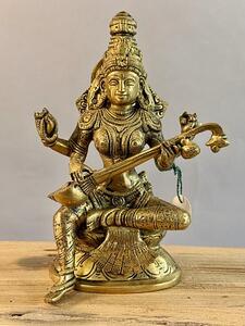 Soška bohyně Saraswati s nástrojem veena – 21 cm