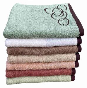 Kvalitní froté ručníky a osušky v barevně sladěných kompletech. Špičková technologie na mokrou úpravu froté dodává výrobkům ještě větší jemnost a lepší savost. Barva osušky je béžová