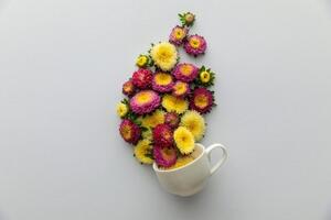 Tapeta šálek plný květin - 300x200 cm