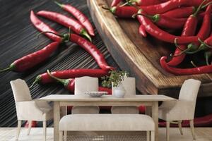 Tapeta chilli papričky na dřevěném prkénku - 300x200 cm