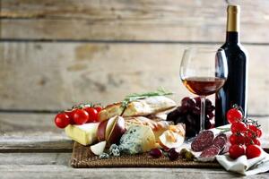 Tapeta víno a variace sýrů - 300x200 cm