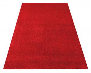 Jednobarevný koberec červené barvy