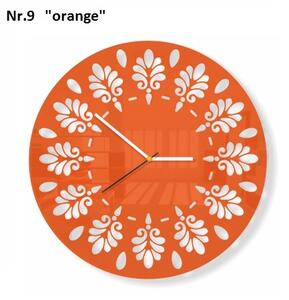 Nástěnné hodiny s ornamenty