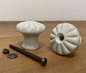 Knopka bílá porcelán 35mm se šroubem - Komplet Povrch : porcelán bílý | Vesaky-uchytky.cz