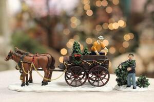 Hnědý kočár s vánočními stromky dekorace 25cm