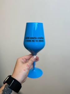 JEŠTĚ CHVÍLI POČKEJ A BUDE MI TO JEDNO. - modrá nerozbitná sklenice na víno 470 ml
