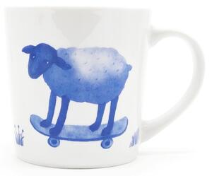 Porcelánový hrnek Ateliér Dorda Pozór, jedu!, bílý, český porcelán, autorská ilustrace beránka, 500 ml