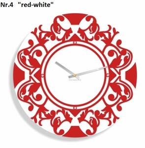 Bílé nástěnné hodiny s ornamentem