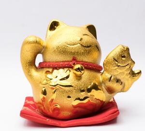 Maneki neko - zlatá mávající kočička s rybou - feng shui
