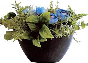 Aranžmá smuteční - květináč "loďka" (ranunculus) na hrob v modré-pr. 30cm