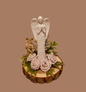 Aranžmá smuteční - andělka na dřevěné podložce - růžičky, v. 15cm