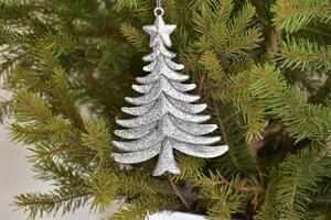 Dekorace - stříbrný stromeček s třpytkami