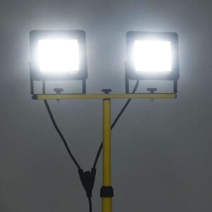 LED reflektor se stojanem 2 x 100 W studené bílé světlo