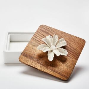 Luxor | Bílo hnědá dřevěná dekorativní krabička s bílou porcelánovou květinou