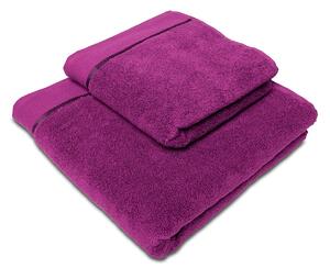  Jednobarevný froté ručník z extra jemné bavlny (mikrobavlny). Barva ručníku je borůvková. Rozměr ručníku 50x100 cm. Plošná hmotnost 450 g/m2. Praní na 60°C