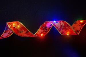 Vánoční stuha s LED osvětlením na baterie – 3 m, vícebarevná