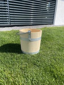 Dřevěný kbelík s rukojetí