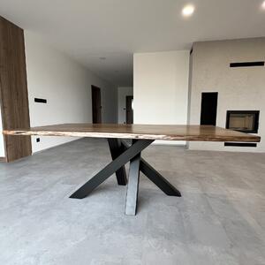 Jídelní stůl se středovou konstrukcí a masivní dubovou deskou