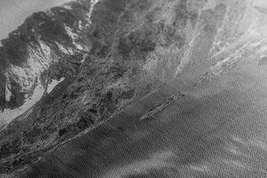 Obraz majestátní hory v černobílém provedení