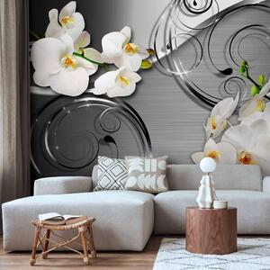 Fototapeta Očekávání - bílé orchideje s ornamenty na stříbrném pozadí