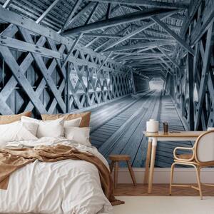 Fototapeta Černobílá architektura - velký šedý dřevěný most v tunelu nad řekou
