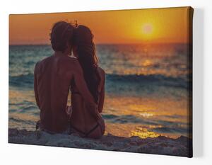 Obraz na plátně - Milenci na pláži pozorují západ FeelHappy.cz Velikost obrazu: 120 x 80 cm