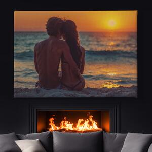 Obraz na plátně - Milenci na pláži pozorují západ FeelHappy.cz Velikost obrazu: 40 x 30 cm