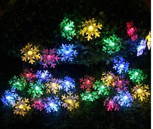 Vnitřní LED vánoční řetěz se sněhovými vločkami, různobarevná, blikající, 6m, 50 LED