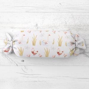 Biante Dětský polštář válec bonbon Sandra SA-752 Slepičky a husy na bílém 15x40 cm