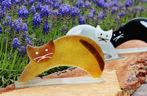 BDK-GLASS Skleněná dekorativní kočka protahující se - ambrová