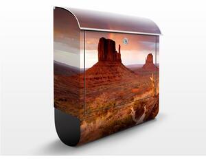 Poštovní schránka s potiskem Monument Valley při západu slunce