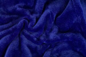 Deka z kolekce SLEEP WEEL. Přijemná deka z mikroflanelu v švestkové barvě. Rozměr deky je 150x200 cm