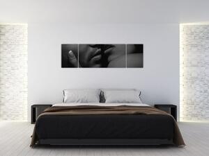 Obraz - Polibek, černobílá fotografie (170x50 cm)