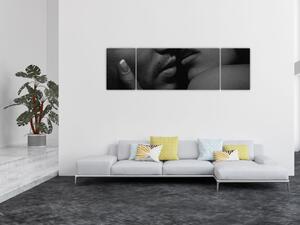 Obraz - Polibek, černobílá fotografie (170x50 cm)