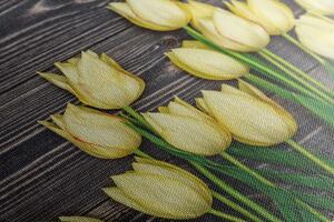 Obraz očarující žluté tulipány na dřevěném podkladě Varianta: 90x60